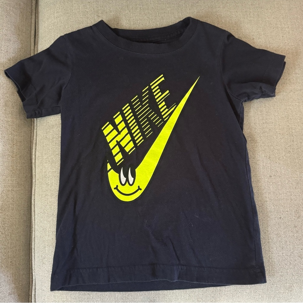 Nike Boys Navy Blue Short Sleeve T-Shirt EUC Size 6